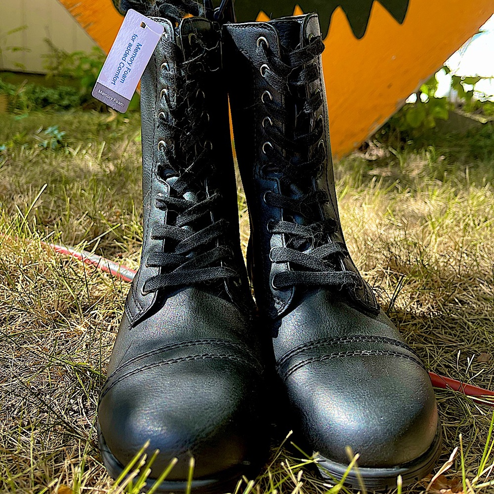 NWT Size 9 Black Memory Foam Boots